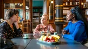 Eva (ChrisTine Urspruch, Mitte) und Sissi (Karmela Shako, re.) suchen für Uschi (Steffi Kühnert, li.) einen Weg aus der Krise.