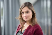 ARD IN ALLER FREUNDSCHAFT - DIE JUNGEN ÄRZTE, neue Vorabend-Weekly mit 42 Folgen, FOLGE 8, "Schein oder Sein", am Donnerstag (26.03.15) um 18:50 Uhr im ERSTEN. Anna (Sarah Alles)