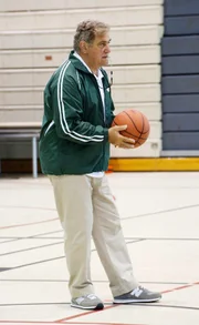 Als Coach Ray Masters (Dan Lauria) in die Basketball Hall of Fame aufgenommen werden soll, holt ihn seine Vergangenheit ein: Er soll ein Kind vergewaltigt haben...