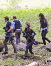 Talkshowmoderatorin Savannah Walker (Aisha Tyler, r.) und ihre Crew begleiten einen Tag lang das Team um Steve (Alex O'Loughlin, l.), Danny (Scott Caan, 2.v.l.) und Kono (Grace Park, 2.v.r.). Doch dann plötzlich werden die Ermittlungen zu gefährlich ...