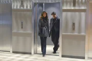 Der mäßig erfolgreiche Schauspieler Justin Marquette wird in einem Hotelzimmer erschossen aufgefunden. Castle (Nathan Fillion, r.), Beckett (Stana Katic, l.) und ihr Team versuchen, den Fall zu lösen ...