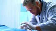 Gil Grissom (William Petersen) untersucht die Leiche der jungen Mutter Lori Kyman (Deanna Russo) auf Spuren.