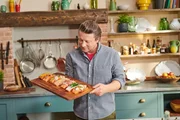 Jamie Oliver stellt unterschiedlichste M&ouml;glichkeiten vor, Lachsfilets zuzubereiten.