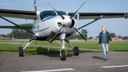 Swantje (Nadine Boske) kann wieder selbst fliegen.