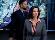vorne:: Alana De La Garza als Special Agent in Charge Isobel Castille.
