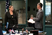Camryn Manheim als Lt. Kate Dixon, Jeffrey Donovan als Det. Frank Cosgrove.