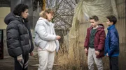 Zoya (Meryem Ebru Öz) und Nazia (Ipuk Özgen) verhandeln mit Moritz und Hakim: Schlüssel gegen Kisten.