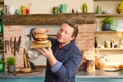 Jamie Oliver bei der Zubereitung eines Smash-Burgers.
