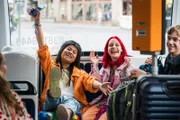 Massuda (Tisa Pharischad Khumyim, links) und Elly (Nelly Borodina, rechts) freuen sich auf das neue Schuljahr auf Schloss Einstein.