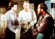 Arthur Mahoney (Johan Larch, M.) bittet den Hilfssheriff Garvey (Merlin Olsen, r.), seinen des Diebstahls überführten Sohn Tim (John Dukakis, l.) nicht vor Gericht zu stellen.