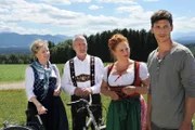 ARD STURM DER LIEBE FOLGE 1863, am Freitag (25.10.13) um 15:10 Uhr im ERSTEN. Zu Hildegards (Antje Hagen, l.) Erleichterung veranlasst Magdalena (Petra Berndt, 2.v.r.), dass ihr Dreh mit Alfons (Sepp Schauer, 2.v.l.) verschoben wird. Reqisseur Sascha Eisenstein (Steffen Nowak, r.) ist verärgert.