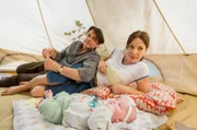 Die Familie fasst gemeinsam einen Plan, wie sie das Chaos zukünftig bewältigen wollen. Philipp (Hary Prinz), Katrin  (Nicolette Krebitz) und Baby Isalie (Arthur oder Frederik Daub)