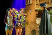 Peter (Jamie Carter rechts) als Romeo bei den Proben für die Schulaufführung. Er tut sich schwer mit seiner Rolle, sehr zum Missfallen von Regisseurin Mathilda (Arnijka Larcombe-Weate Mitte), die nicht versteht, warum Peter einmal perfekt die Partie des Romeo spielt und dann wieder nicht. Kyra (Kimie Tsukakoshi links) darf das Geheimnis nicht lüften.