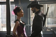 L-R: Maeve Millay (Thandie Newton) und Hector Escaton (Rodrigo Santoro).