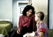 Die Heimmutter, Mrs. Santana (Karmin Murcelo, l.), hat für Sarah (Kelley Parker, r.) Adoptiveltern gefunden.