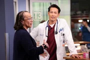 (l-r) S. Epatha Merkerson als Sharon Goodwin, Ivan Shaw als Dr. Justin Lieu.