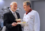 ARD STURM DER LIEBE FOLGE 1230, am Freitag um 15:10 Uhr im ERSTEN. Alfons (Sepp Schauer, l.) bittet André (Joachim Lätsch, r.), für ihn und Hildegard zu kochen.