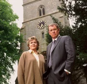 Inspector Barnaby (John Nettles, r.) und Frances Le Bon (Gwen Taylor, l.) machen auf dem Friedhof eine interessante Entdeckung.