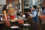 Neben der neuen "The High"-Filiale müssen Caroline (Beth Behrs, M.) und Max (Kat Dennings, l.) auch bei Han (Matthew Moy, r.) zeigen, was sie können ...