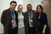 (v.l.n.r.) Cyrus Lupo (Jeremy Sisto); Sekräterin (Lindsey Vonn); Kevin Bernard (Anthony Anderson); Connie Rubirosa (Alana De La Garza)