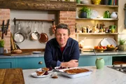 Jamie Oliver mit einem Schokoladen-Tiramisu.