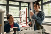 Ernst (Diyar Ilhan, l.) und Anna (Kayla Shyx, r.) im Chemielabor beim Bau einer Rakete: Während Ernst noch skeptisch ist, übernimmt Anna entschlossen die Rolle der Raketen-Ingenieurin.