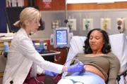 Dr. Hannah Asher (Jessy Schram, l)