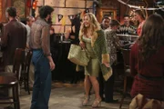 Sophie (Jennifer Coolidge, r.) erfährt, dass Oleg (Jonathan Kite, l.) sie nicht nur aus Liebe heiraten will ...