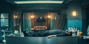 Reza (Yousef Sweid) hat sich auf den Vorbereitungstisch in der Bestattung gelegt.
