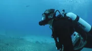 Moderator Sam Sheridan erkundet ein kaputtes Schiff, das Kapitän Neal Watson und seine Mannschaft gefunden haben.
