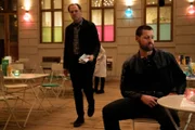 Luke Kleintank als Special Agent Scott Forrester, vorne.