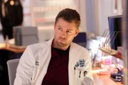 Luke Mitchell als Dr. Mitch Ripley