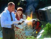 Dr. Garret Macy (Miguel Ferrer) und Lily Lebowski (Kathryn Hahn) schauen sich den Ort eines Zugunglücks an.