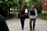 Det. Sam Shaw (Sydney Tamiia Poitier) und Dave Leigh (Kristian Bruun)