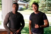 Joyce Boyle (Lyriq Bent, l.) und Harley Carter (Jerry O'Connell)