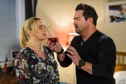 Marian (Sam Eisenstein) will auf keinen Fall die Bier-Wette gegen Ingo verlieren und lässt Lena (Juliette Greco) den letzten Brau-Versuch probieren.
