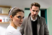 Pauline (Maike Johanna Reuter) ist schockiert, als sie erfährt, dass der echte Damian (Christian Feist) tot sein soll.