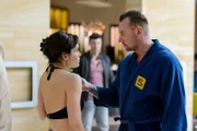 Als Ben (Jörg Rohde, hinten) erneut beobachtet, wie Rottmann (Marko Dyrlich) mit Ekaterina (Roni Zorina) umgeht, schwört er, nicht aufzugeben, bis er Ekaterina vor Rottmann gerettet hat.