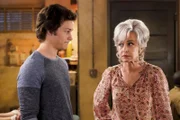 Georgie Cooper (Montana Jordan, l.); Connie "Meemaw" Tucker (Annie Potts, r.)