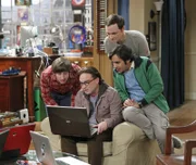 Während Sheldon (Jim Parsons, 2.v.r.) beschließt, seine eigene Convention zu veranstalten, versuchen Leonard (Johnny Galecki, 2.v.l.), Raj (Kunal Nayyar, r.) und Howard (Simon Helberg, l.), Tickets auf dem Schwarzmarkt zu ergattern ...