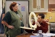 Nicht nur Jake, sondern auch Alan (Jon Cryer, r.) bekommt von Berta (Conchata Ferrell, l.) Nachhilfe in Sachen Sauberkeit ...