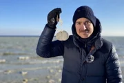 Einstein, Was verraten uns die 170 Steinhügel? Moderator Tobias Müller hält einen jungsteinzeitlichen Fund in der Hand.
