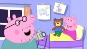 Papa Wutz (l.) schießt ein Erinnerungsfoto von Peppa (r.) und Teddy Lausbub.