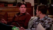 Charlie (Charlie Sheen, l.), Alan (Jon Cryer, r.)