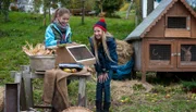 Ist das wilde Hasenkind nun in bester Gesellschaft? Leo (Phillis Lau) hat sie zum Hof gebracht, wo sie und Paulina (Tabea Hug) ihre Freude an den putzigen Tieren haben.