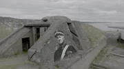 Ein computergeneriertes Bild zeigt ein Archivfoto von Oberst Birger Eriksen, das auf einer Betonwand der Festung Oscarsborg zu sehen ist.