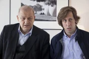 Georg Wilsberg (Leonard Lansink, l.) und Ekki (Oliver Korittke, r.).