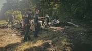Nachdem die Absturzstelle von Air Midwest Flight 105 gesichert wurde, treffen die Ermittler des NTSB (gespielt von Peter Deiwick und Connor Thompson) am Unfallort ein, um das Wrack zu untersuchen und nach Antworten auf die Frage zu suchen, warum die DC-9 nur wenige Augenblicke nach dem Start vom Himmel fiel.