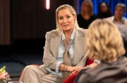 Moderatorin Susan Link (r) im Gespräch mit Janine Kunze, Schauspielerin.