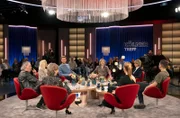 Die Moderatorinnen Anna Planken (vorn, 2.v.l.) und Susan Link (hinten, Mitte) mit ihren Gästen, v.l.n.r. Hugo Egon Balder, Janine Kunze, Leon Windscheid, Uschi Glas, Luis Teichmann und Anneke Kim Sarnau.